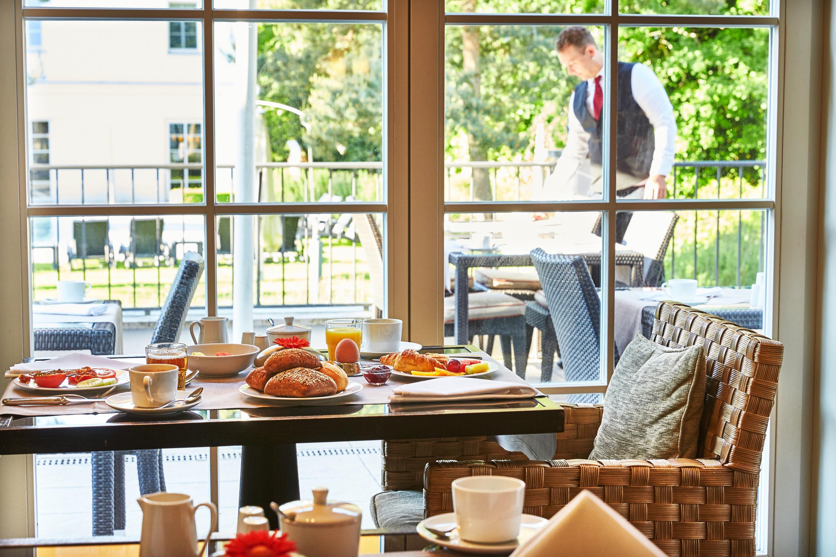 Strandhotel Цингст Екстериор снимка A butler clearing a table at a hotel