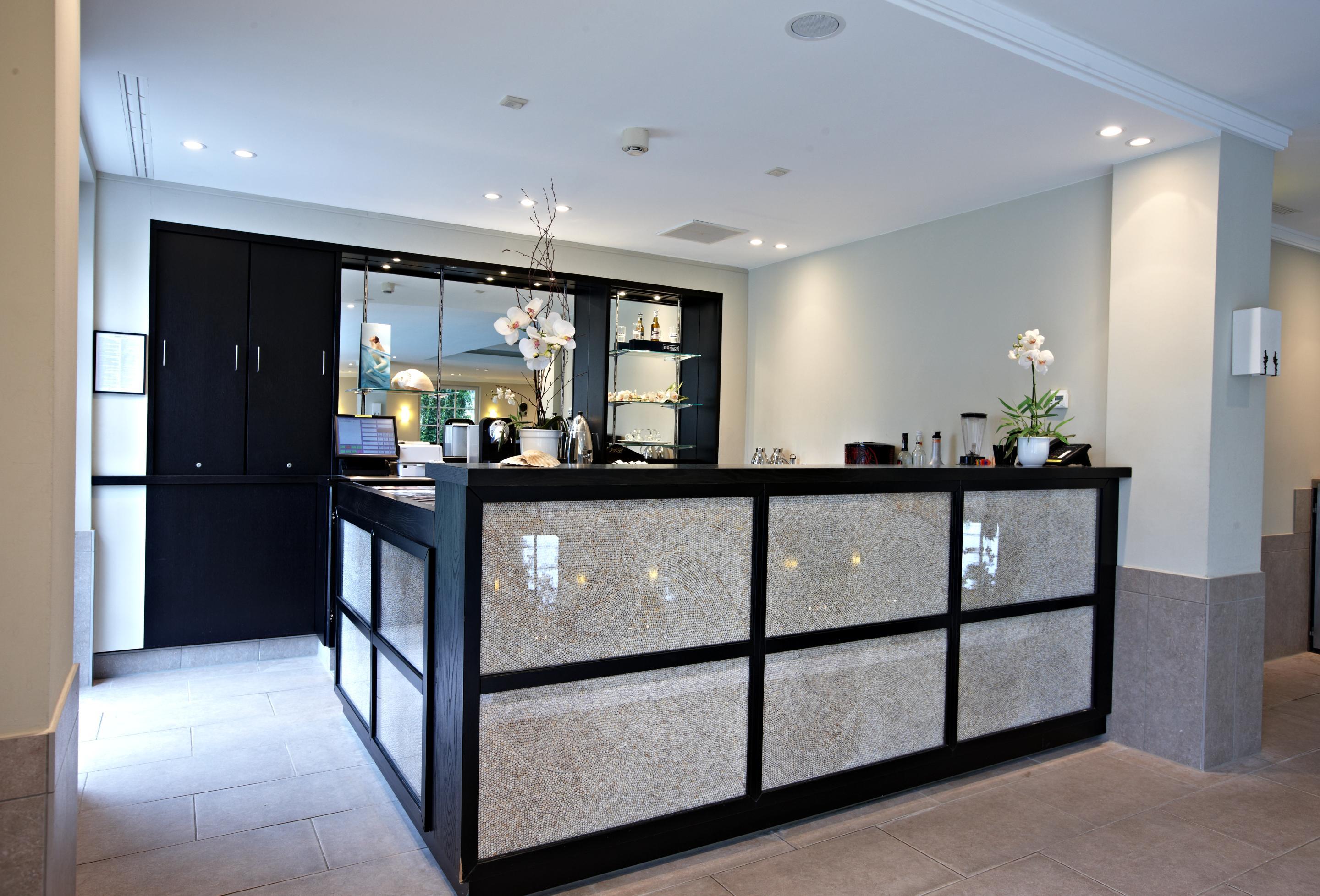Strandhotel Цингст Екстериор снимка Reception desk at the hotel