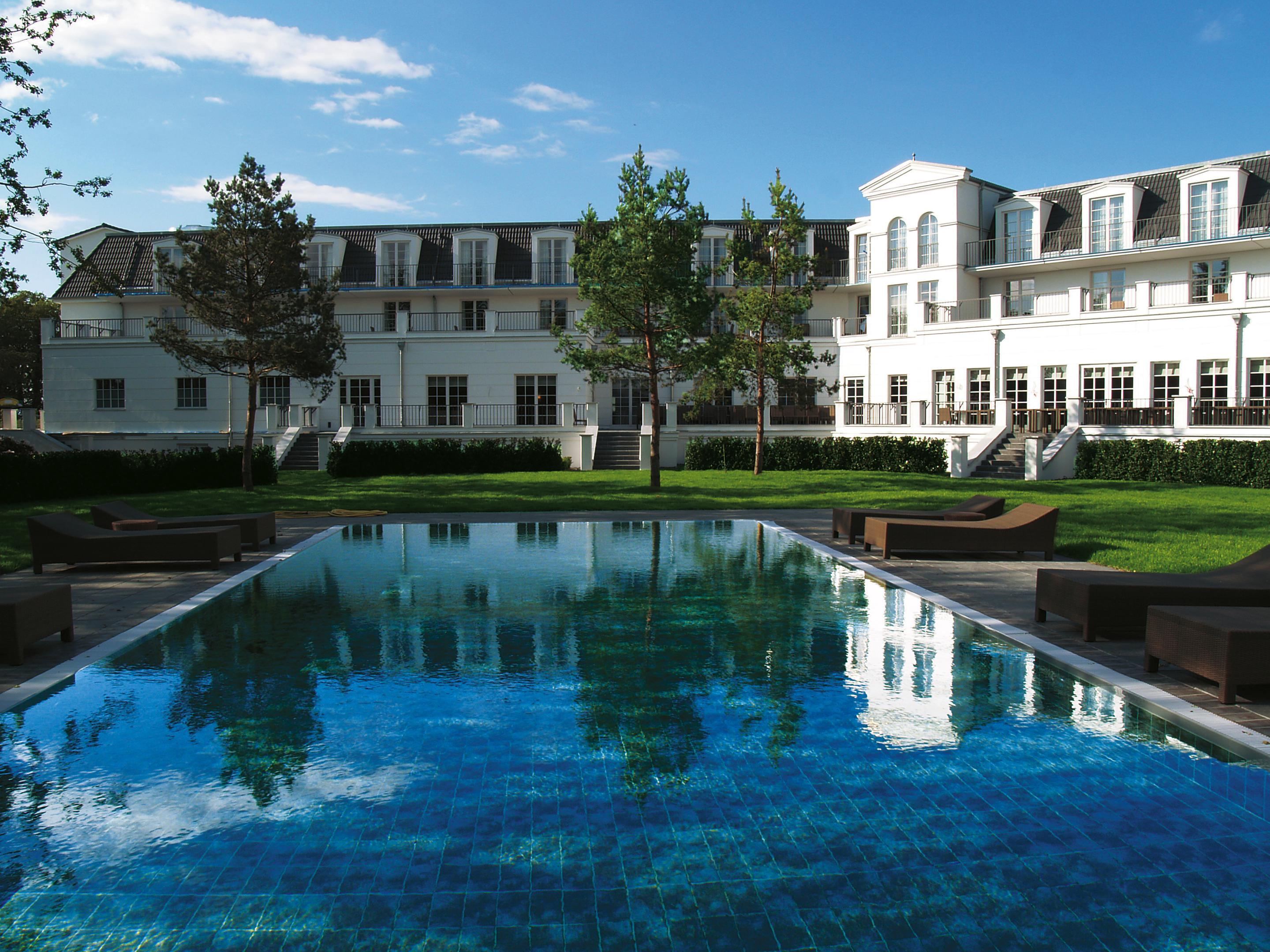 Strandhotel Цингст Екстериор снимка The swimming pool at the hotel
