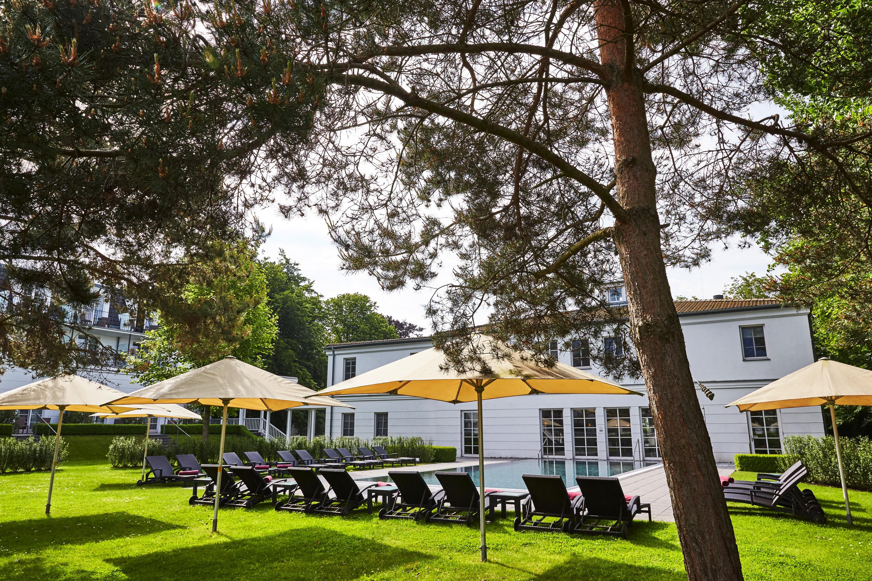 Strandhotel Цингст Екстериор снимка The garden of the hotel