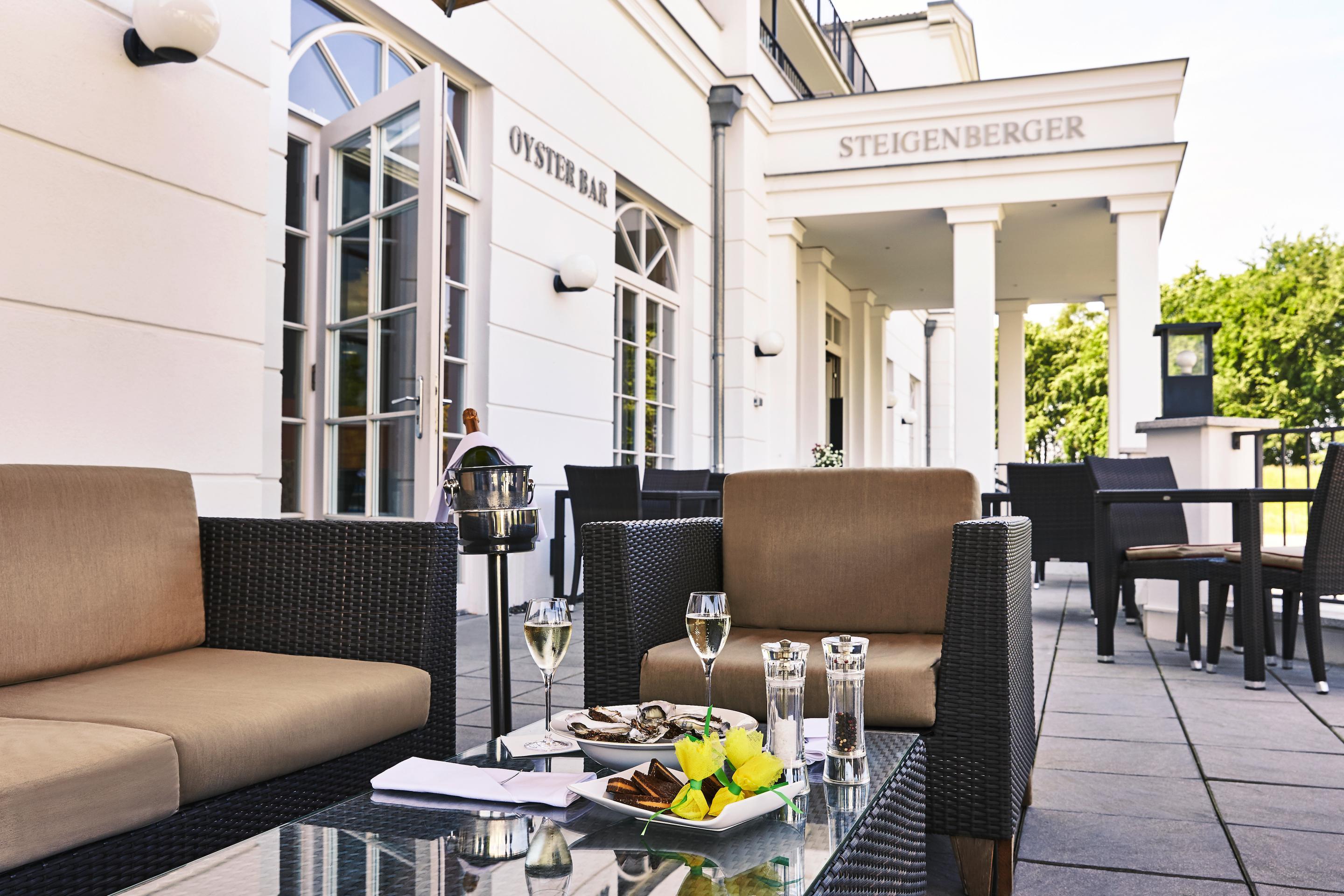 Strandhotel Цингст Екстериор снимка The hotel's terrace