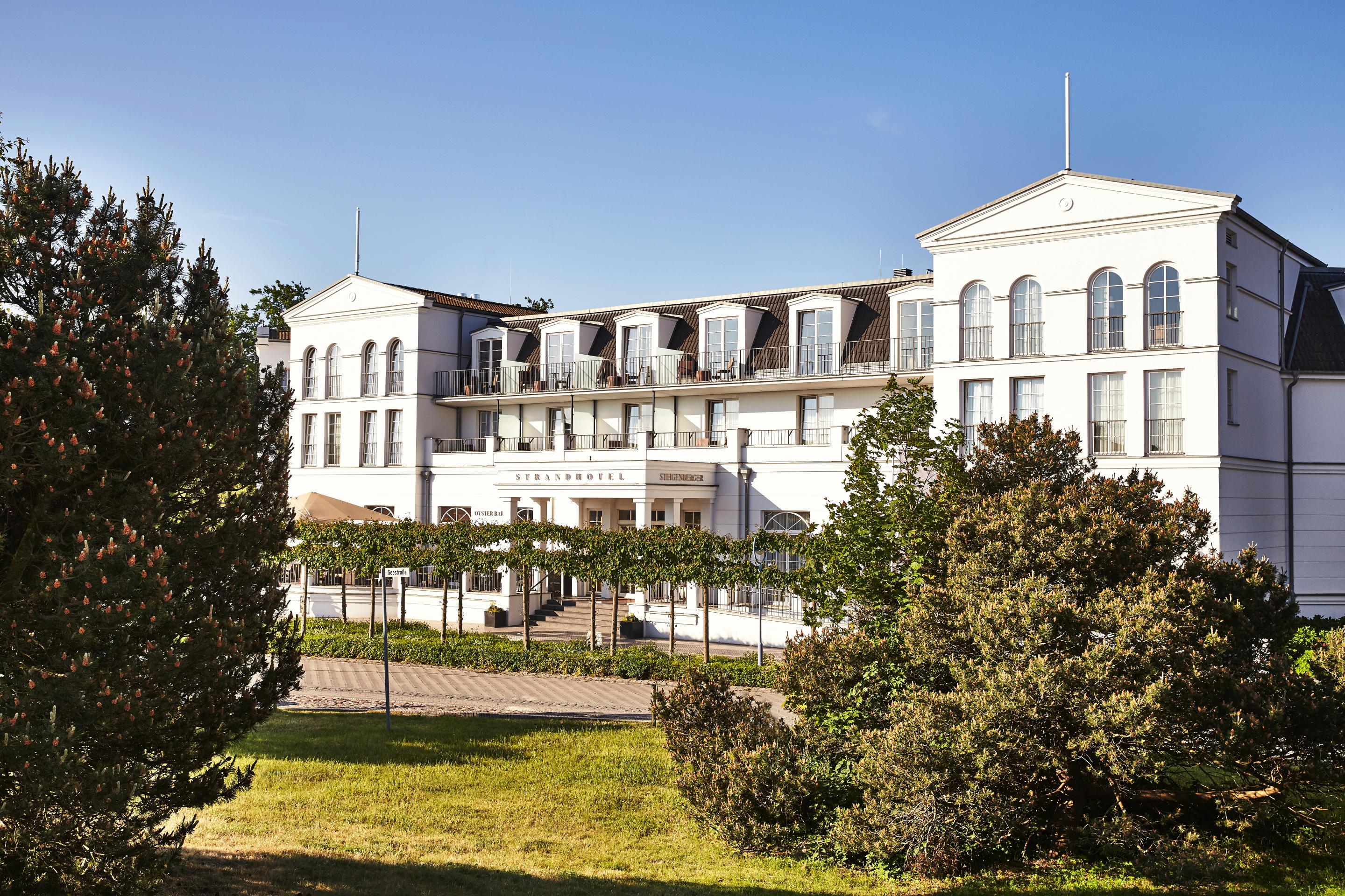 Strandhotel Цингст Екстериор снимка The Hotel
