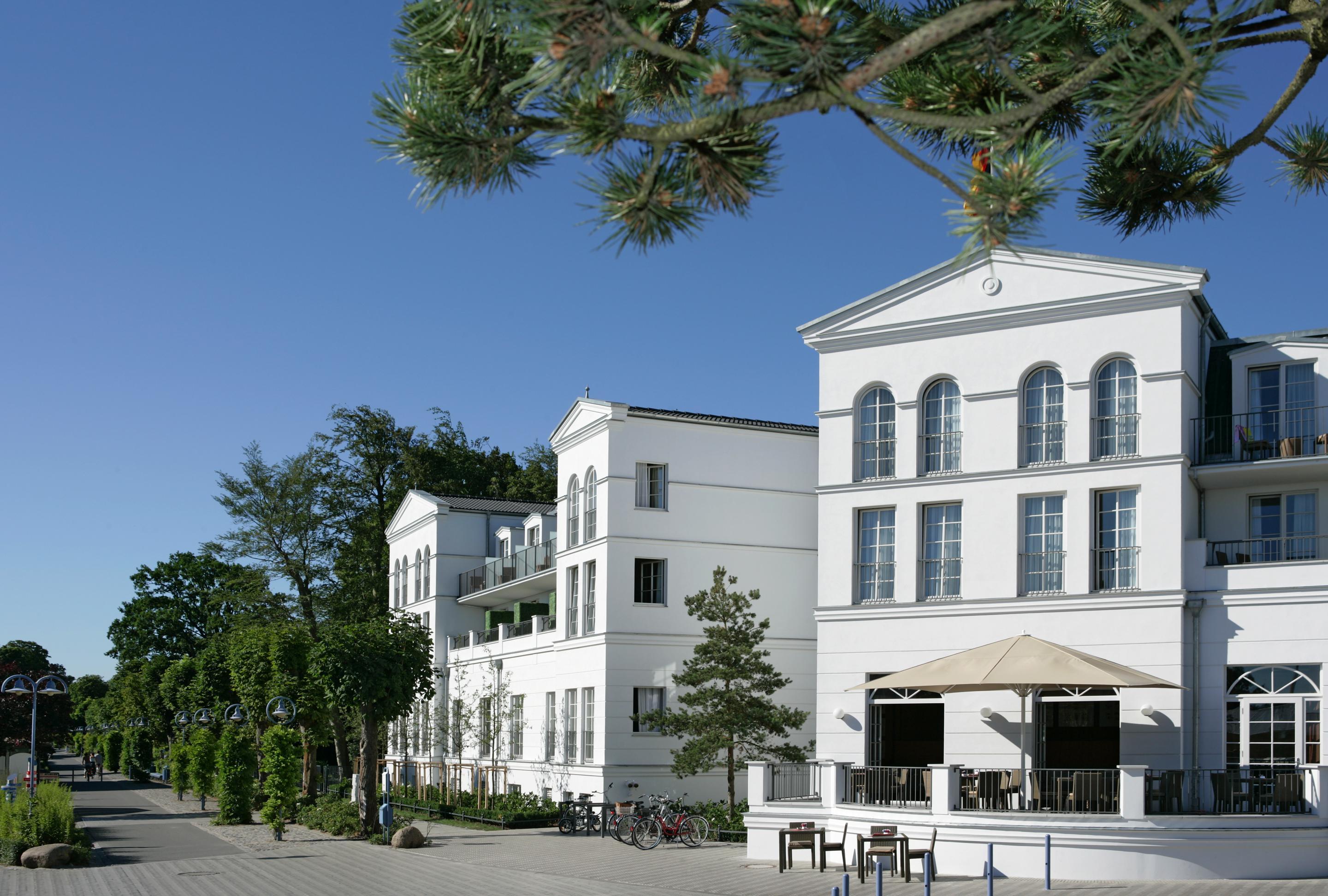 Strandhotel Цингст Екстериор снимка The White House