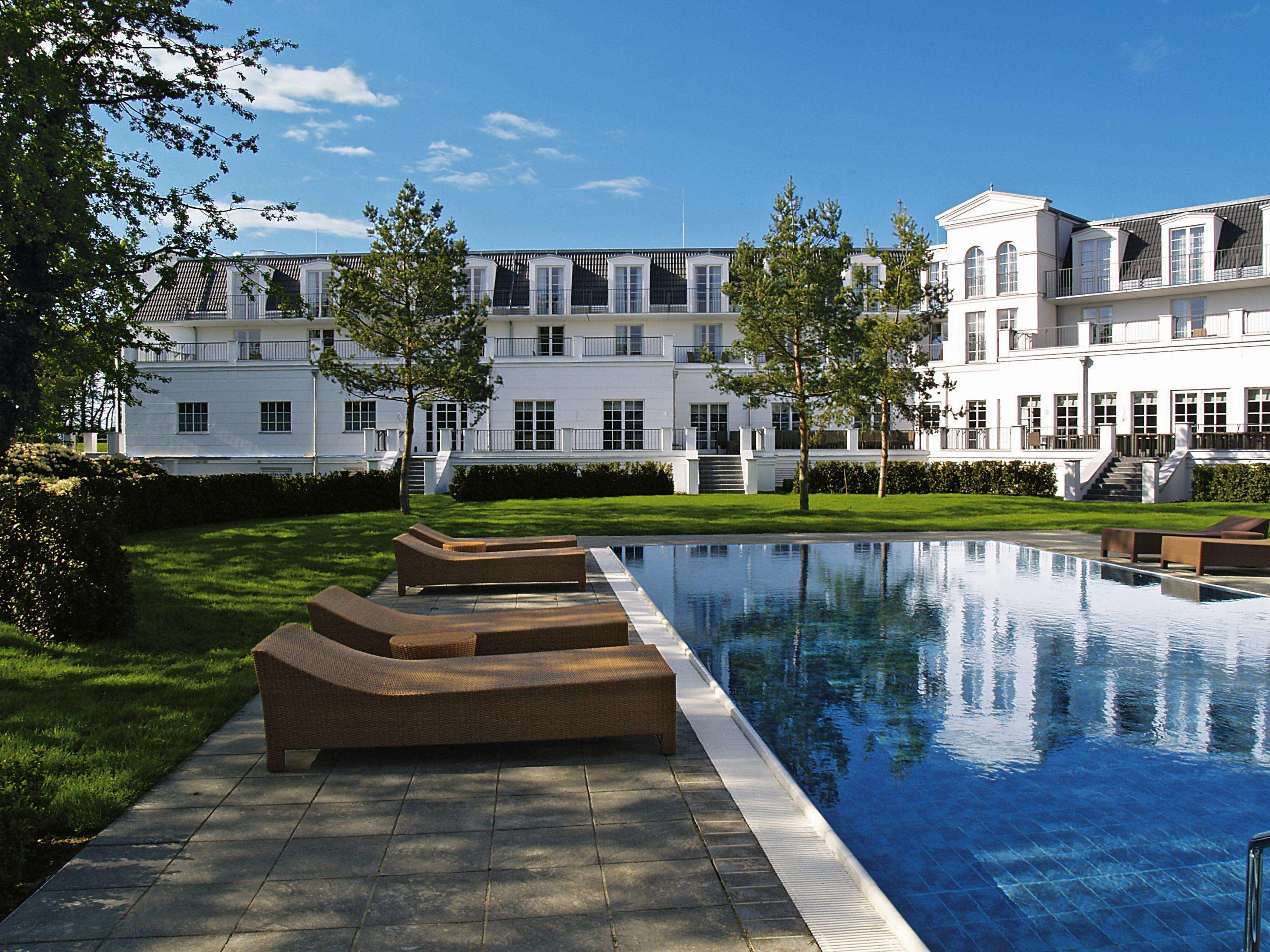 Strandhotel Цингст Екстериор снимка The swimming pool at the hotel