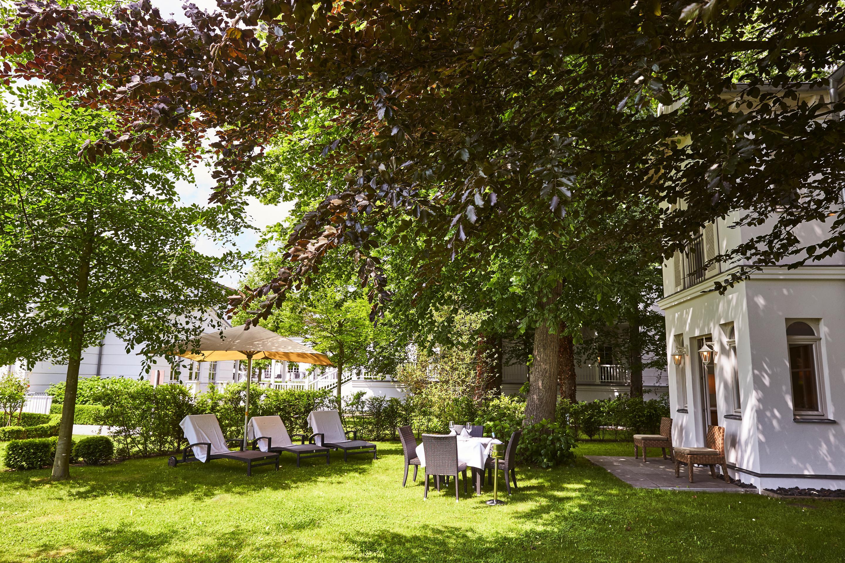 Strandhotel Цингст Екстериор снимка The garden of the hotel