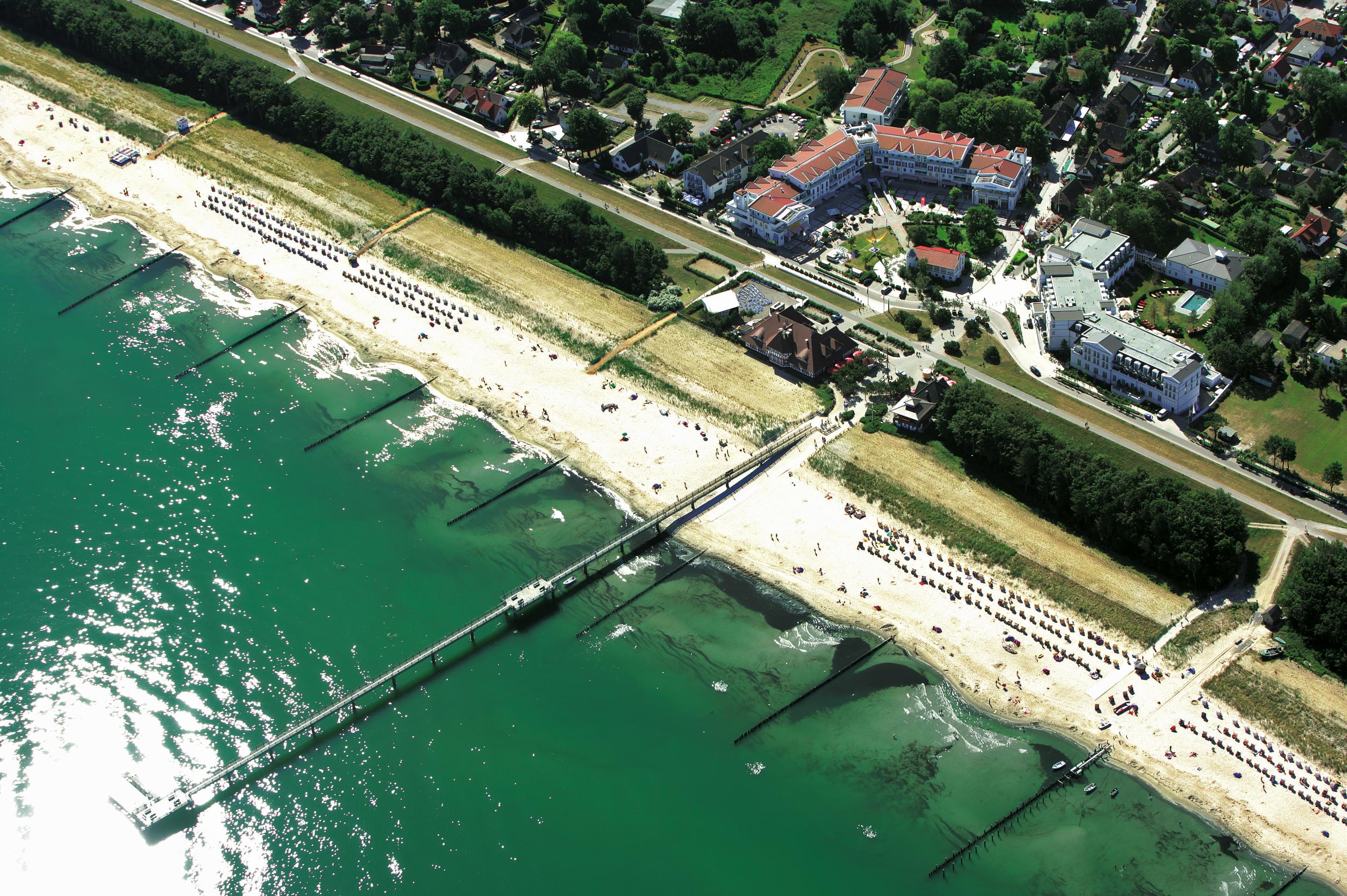 Strandhotel Цингст Екстериор снимка Aerial view of the beach