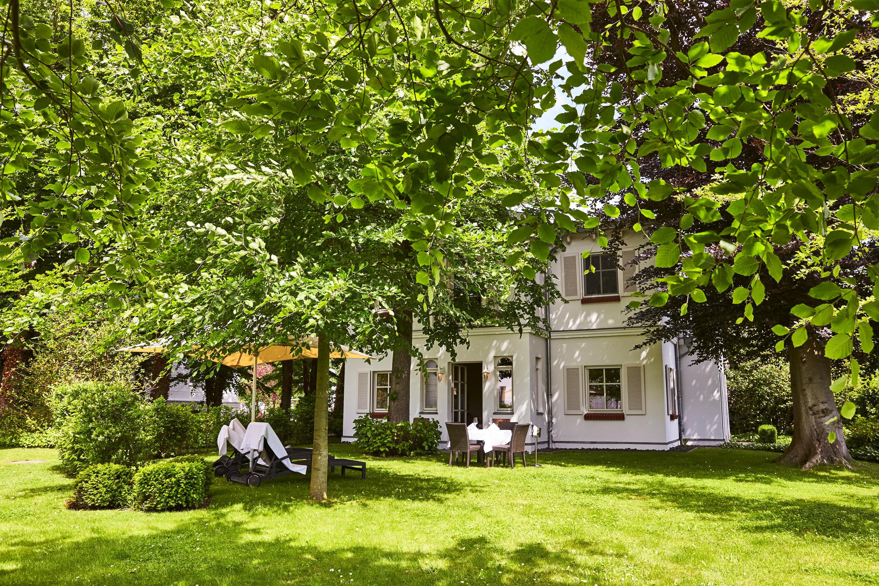 Strandhotel Цингст Екстериор снимка The house of the German painter and writer August Macke in Meran