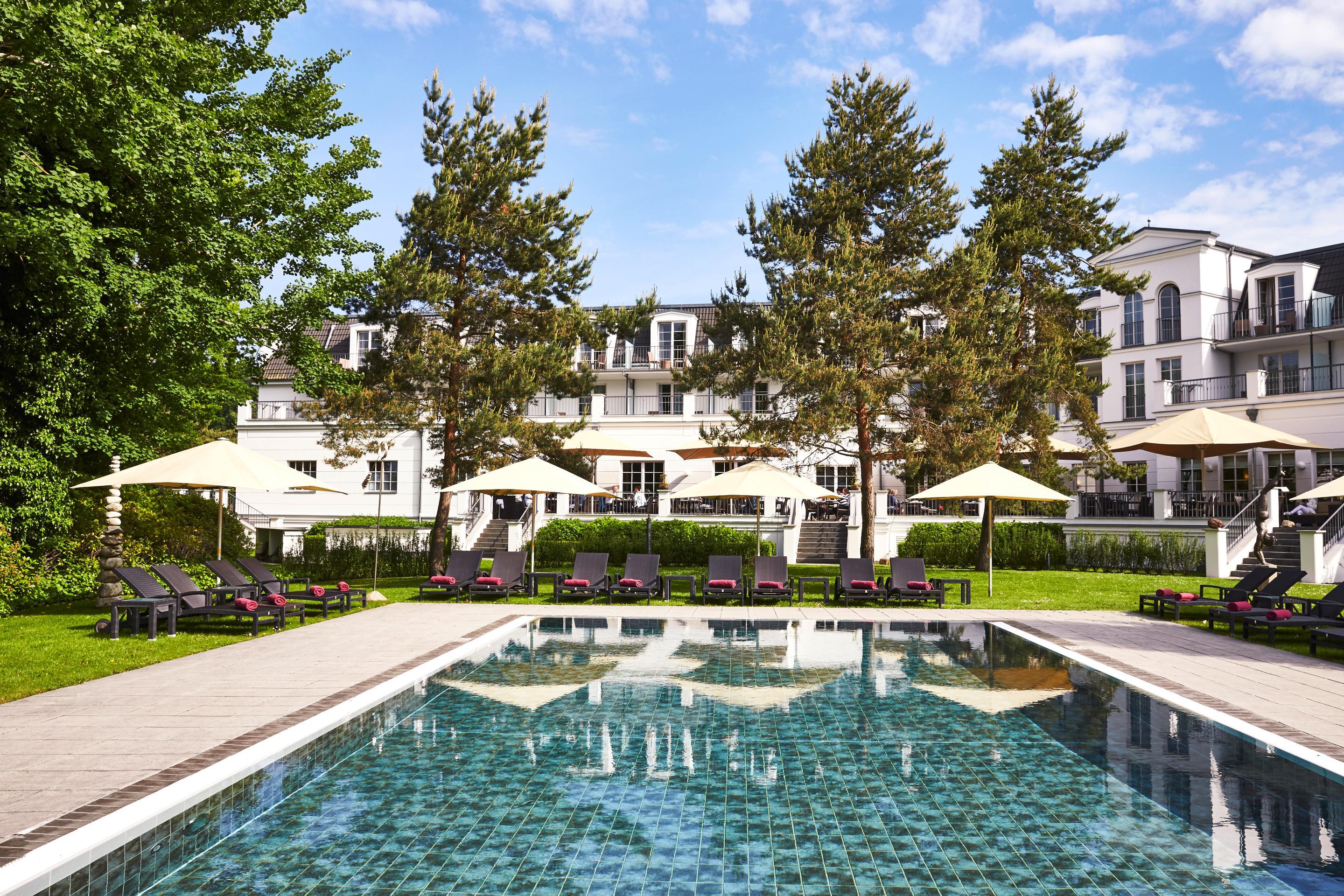 Strandhotel Цингст Екстериор снимка The swimming pool at the Hotel Axelmannstein
