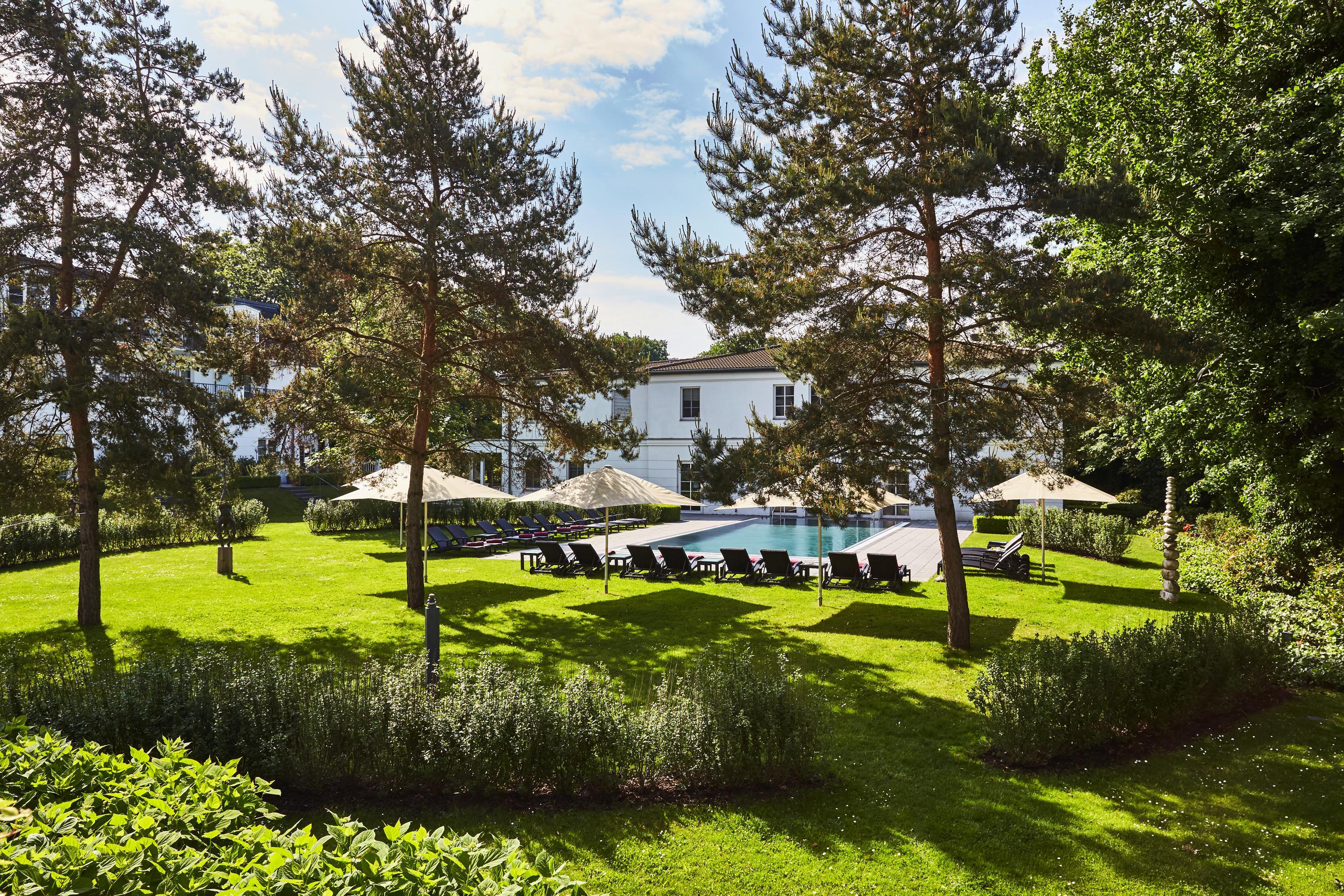 Strandhotel Цингст Екстериор снимка The garden of the hotel