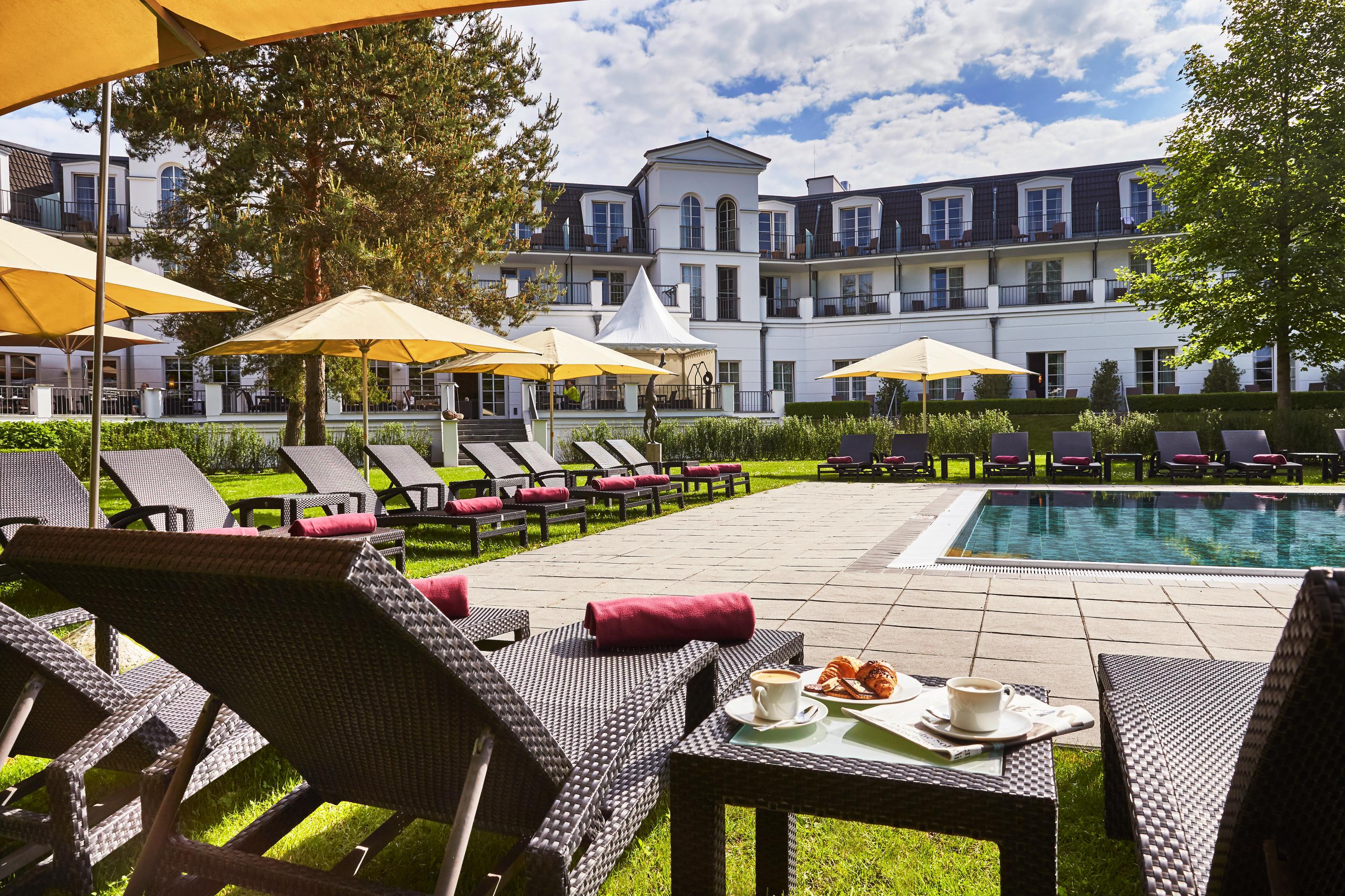 Strandhotel Цингст Екстериор снимка The Hotel's swimming pool