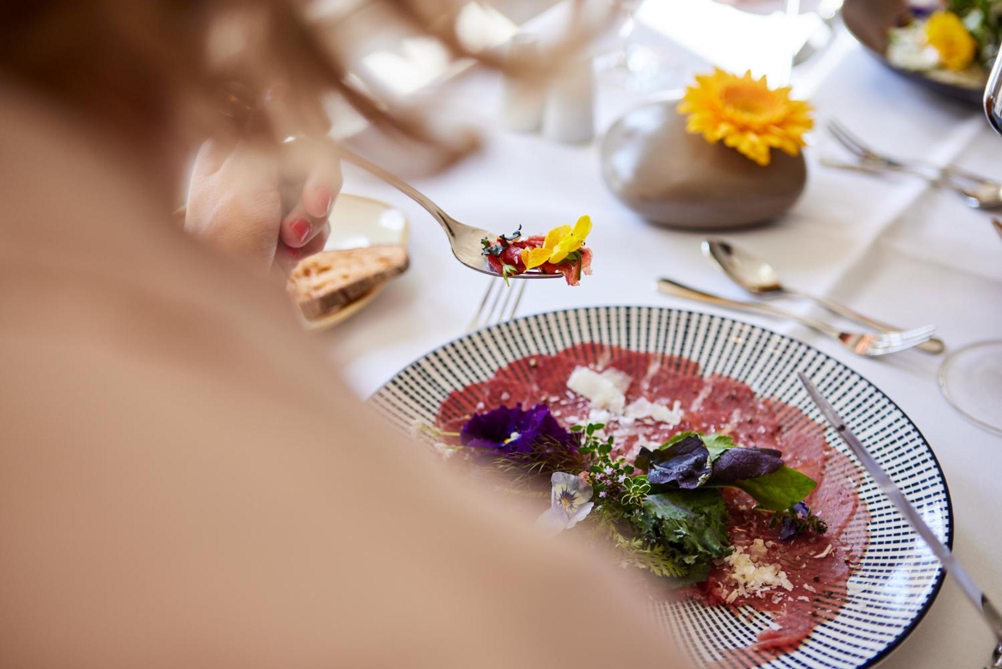 Strandhotel Цингст Екстериор снимка A salad with edible flowers