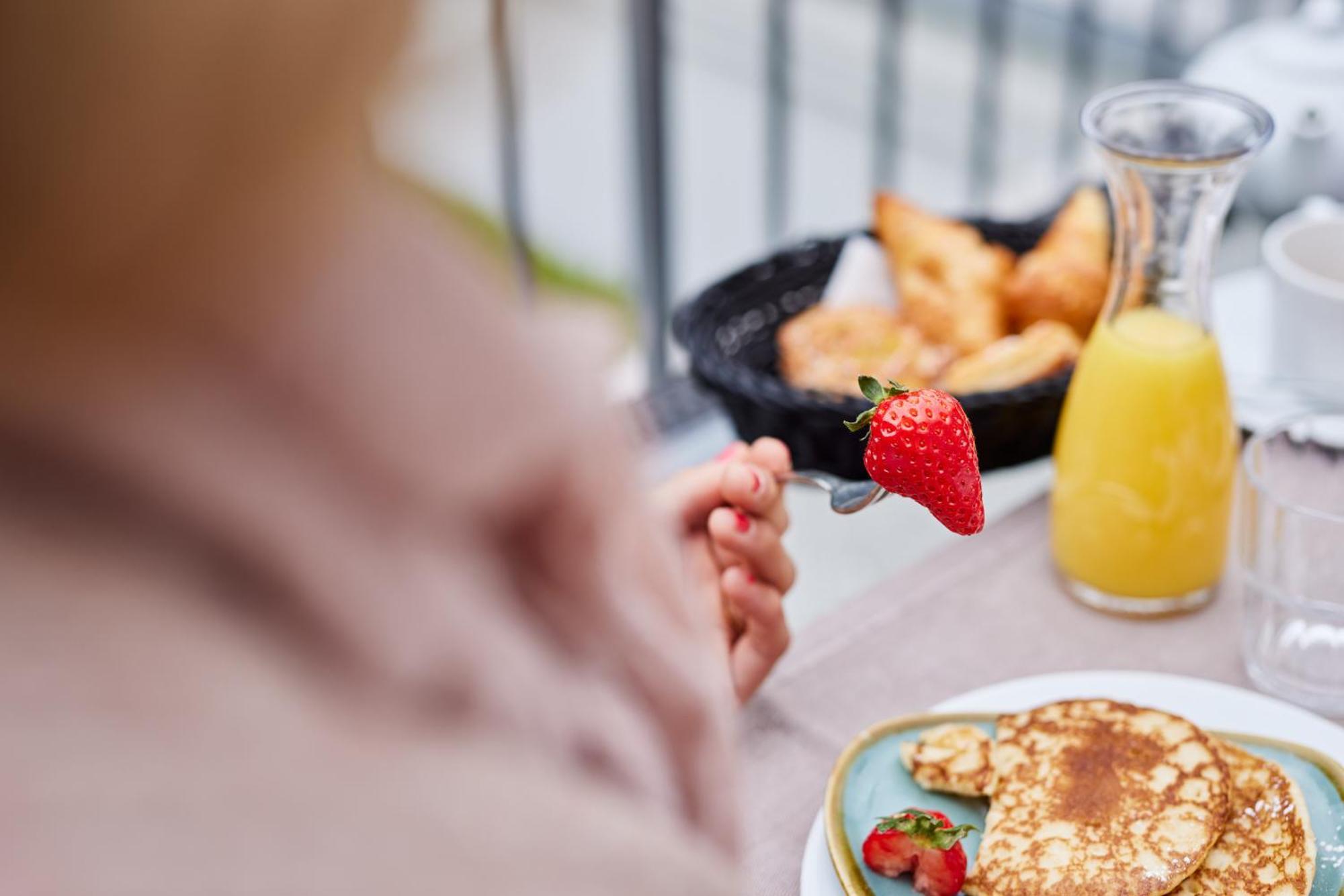 Strandhotel Цингст Екстериор снимка A woman eating a healthy breakfast
