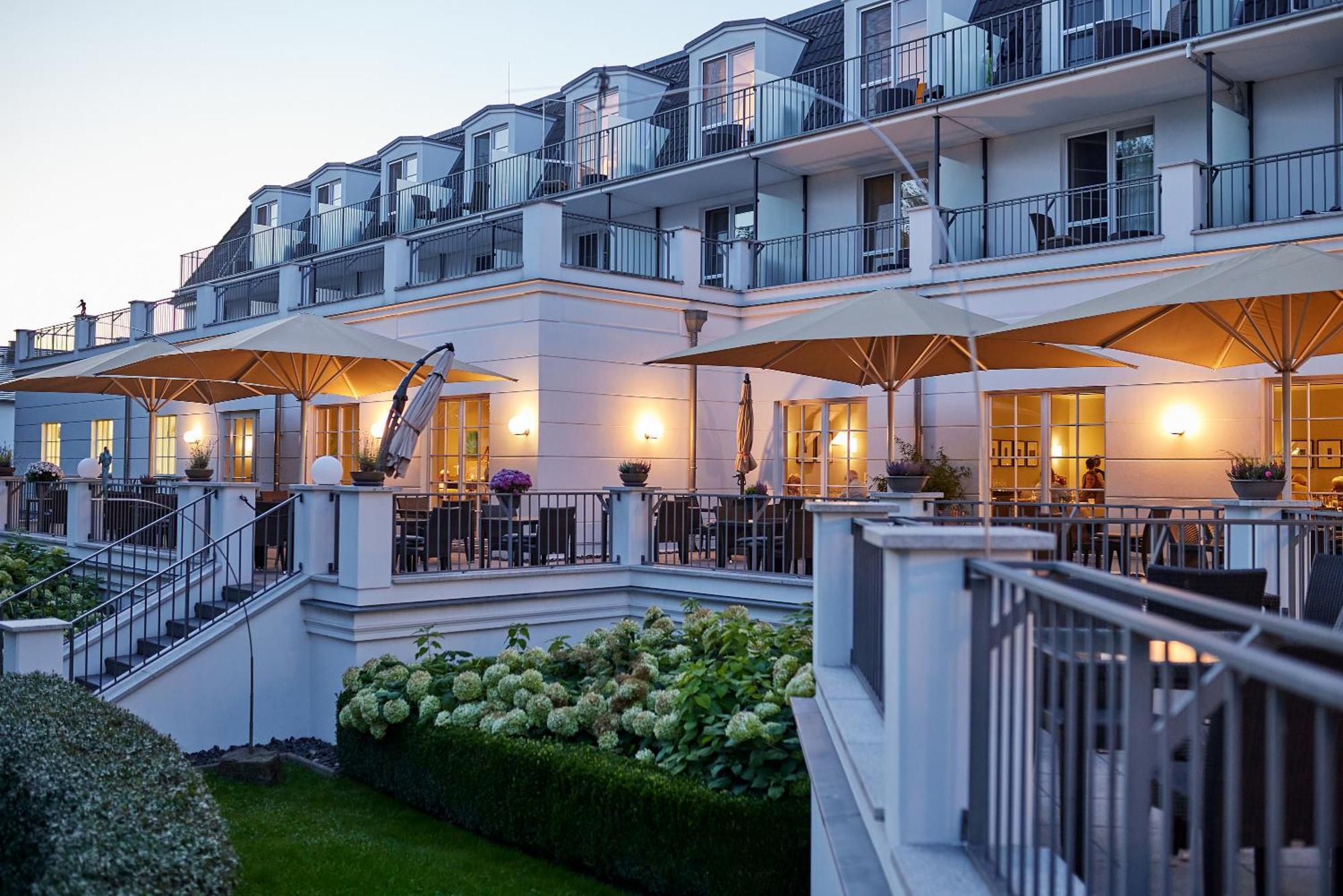 Strandhotel Цингст Екстериор снимка The hotel's garden