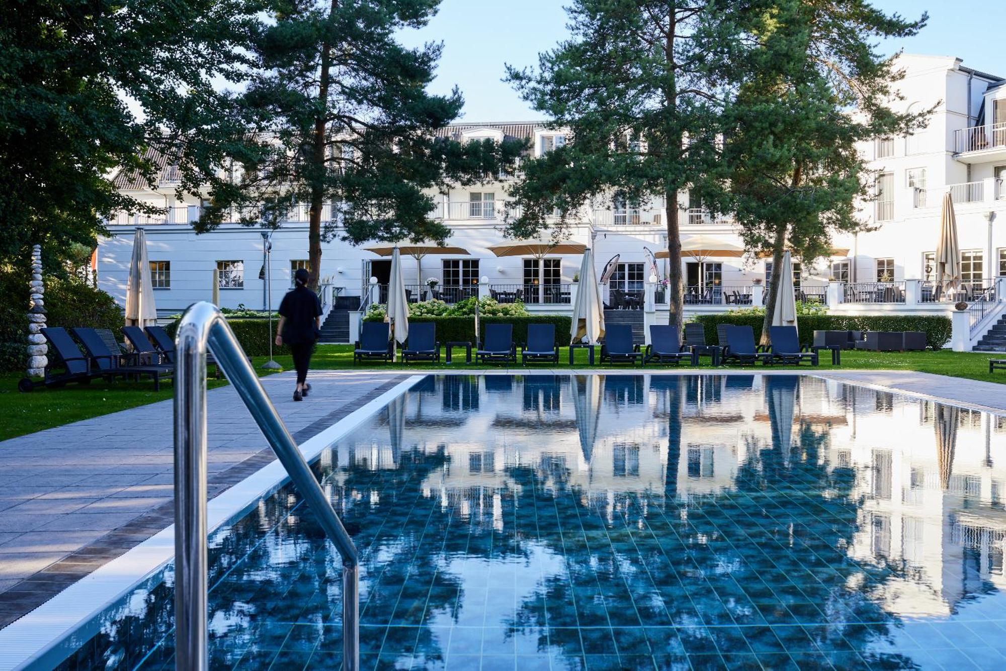 Strandhotel Цингст Екстериор снимка The swimming pool at the hotel
