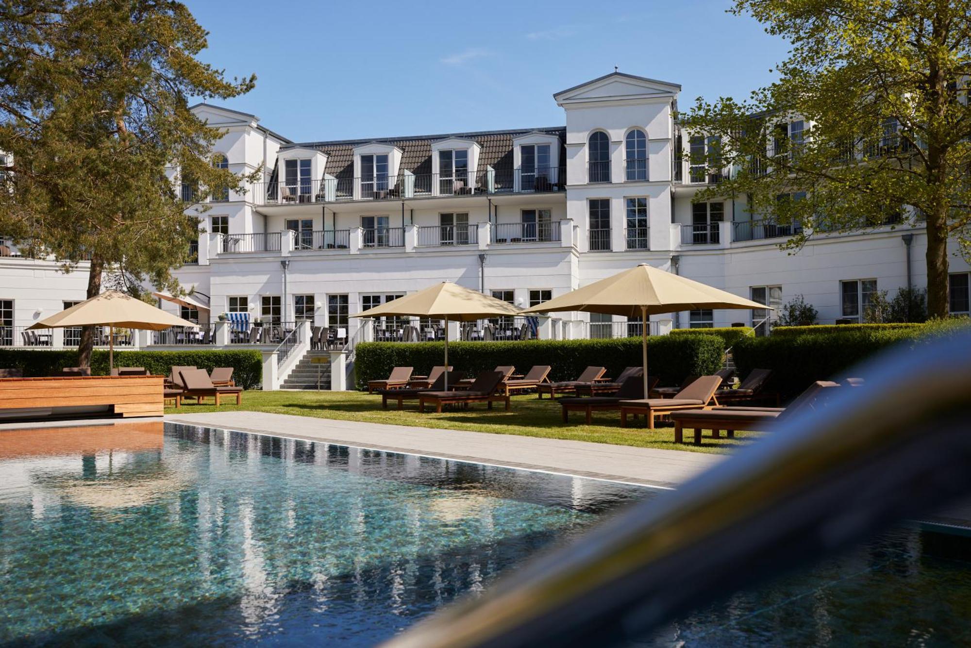 Strandhotel Цингст Екстериор снимка The Hotel