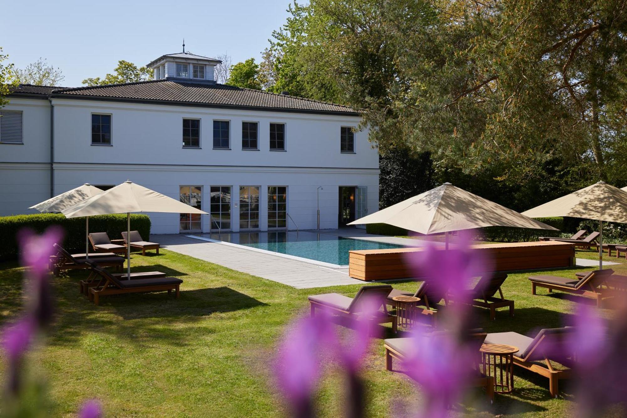 Strandhotel Цингст Екстериор снимка The Manor at The Grove