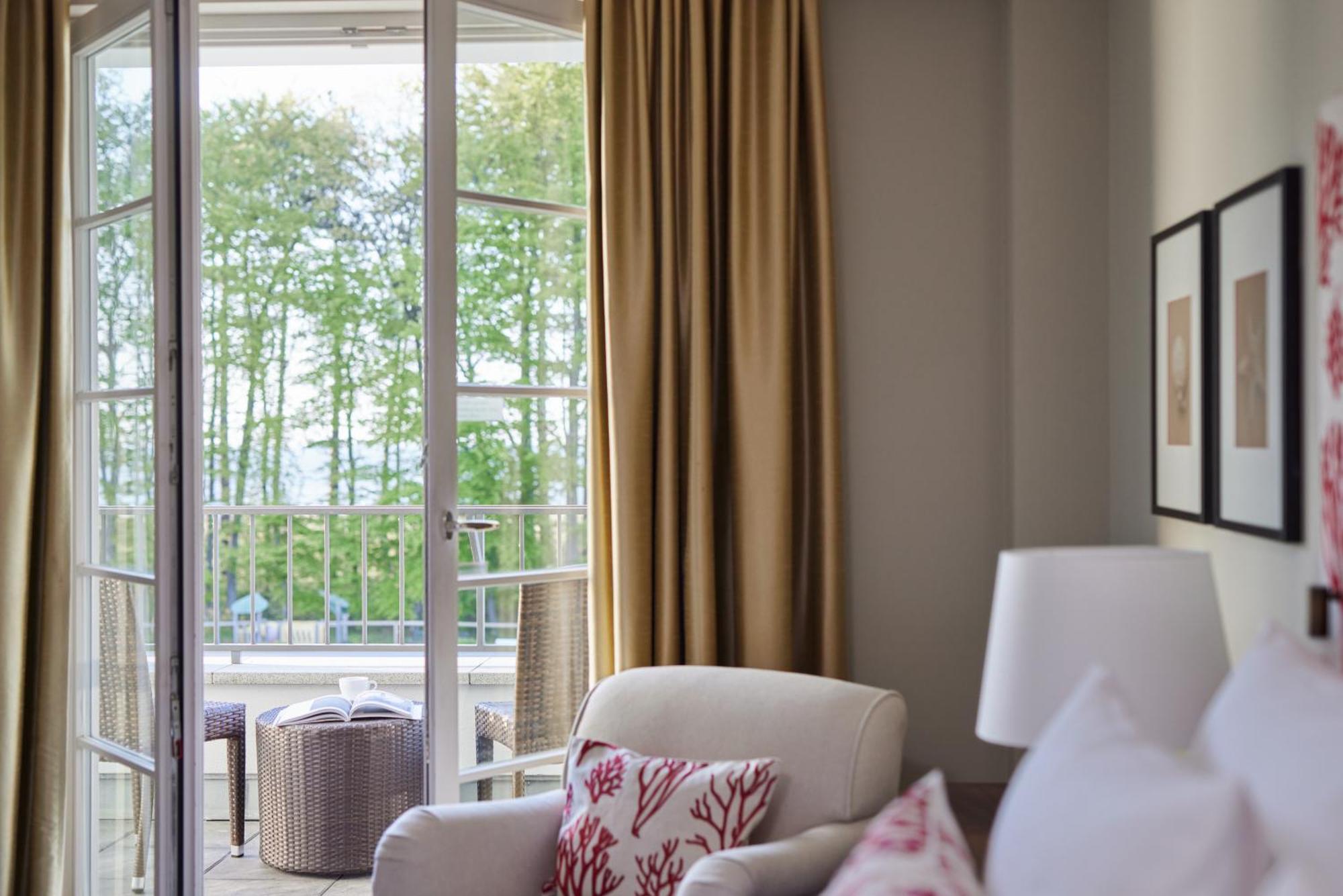 Strandhotel Цингст Екстериор снимка A curtain