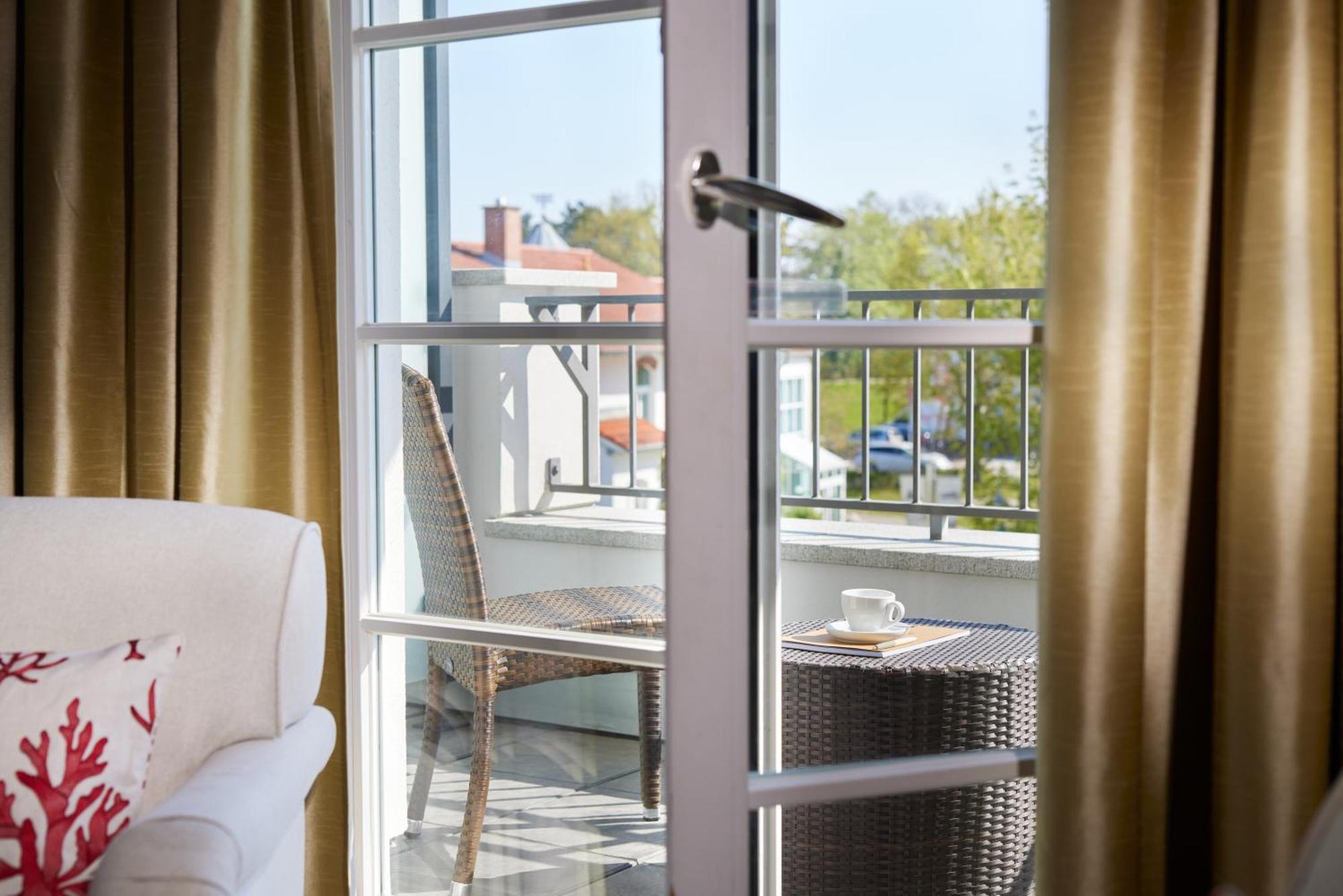 Strandhotel Цингст Екстериор снимка A French door